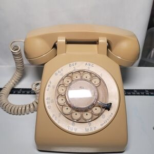 VTG. ITT '85 Beige Rotary Phone.  (900)